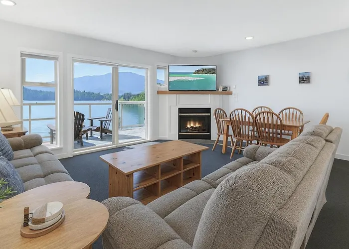 The Landing- Your Downtown Waterfront Oasis
